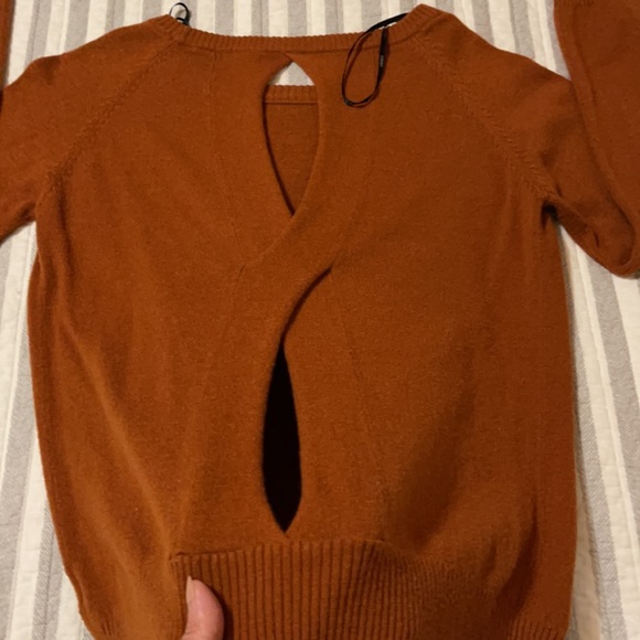 Sweater/ cross open at back - Picture 3 of 4